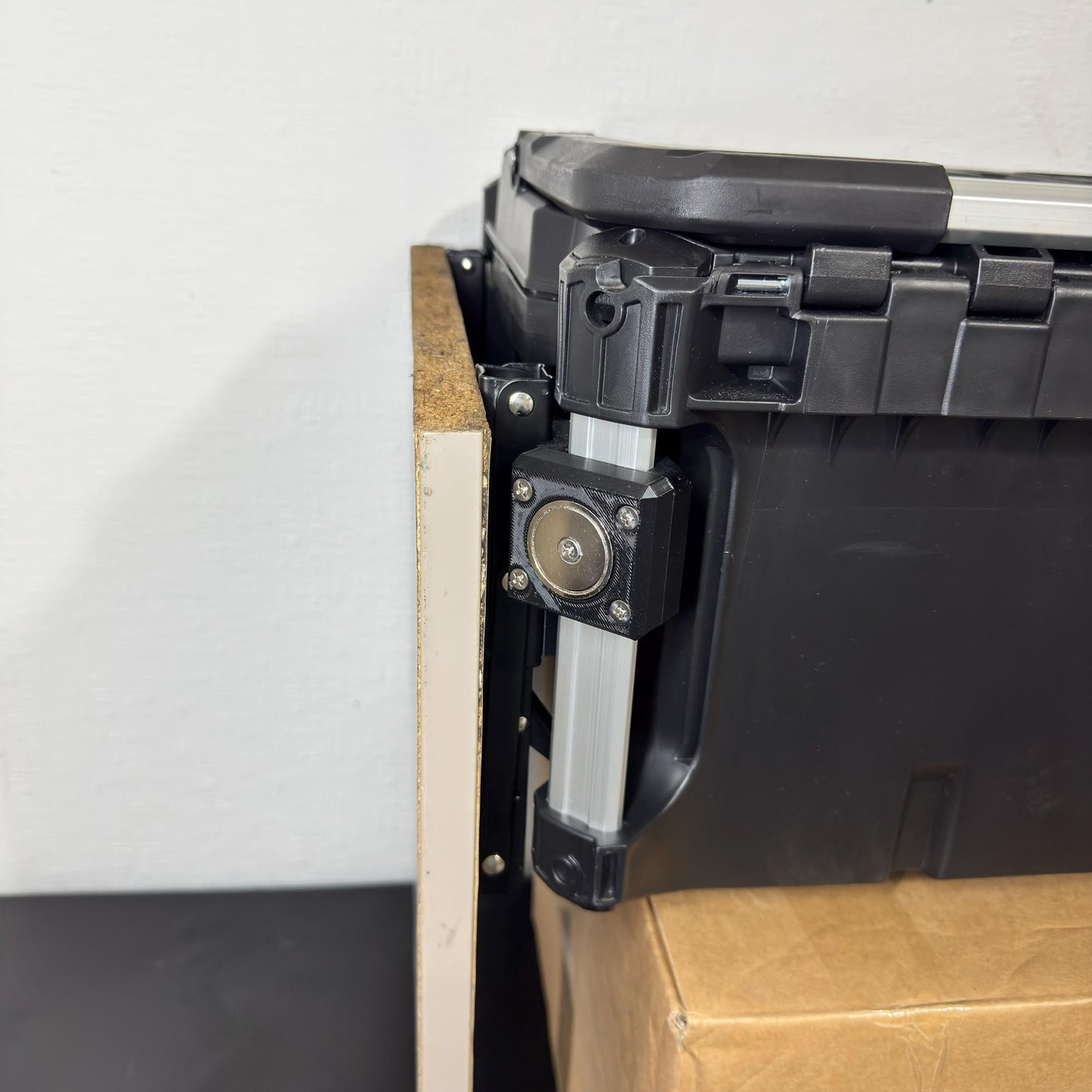 Flip-Up Table Hinge Mounts with Hook & Magnet for Milwaukee Packout | OmniLink