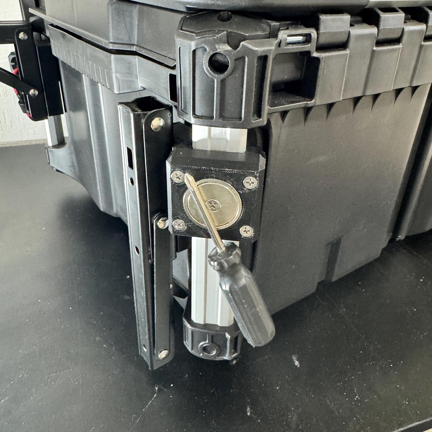 Flip-Up Table Hinge Mounts with Hook & Magnet for Milwaukee Packout | OmniLink