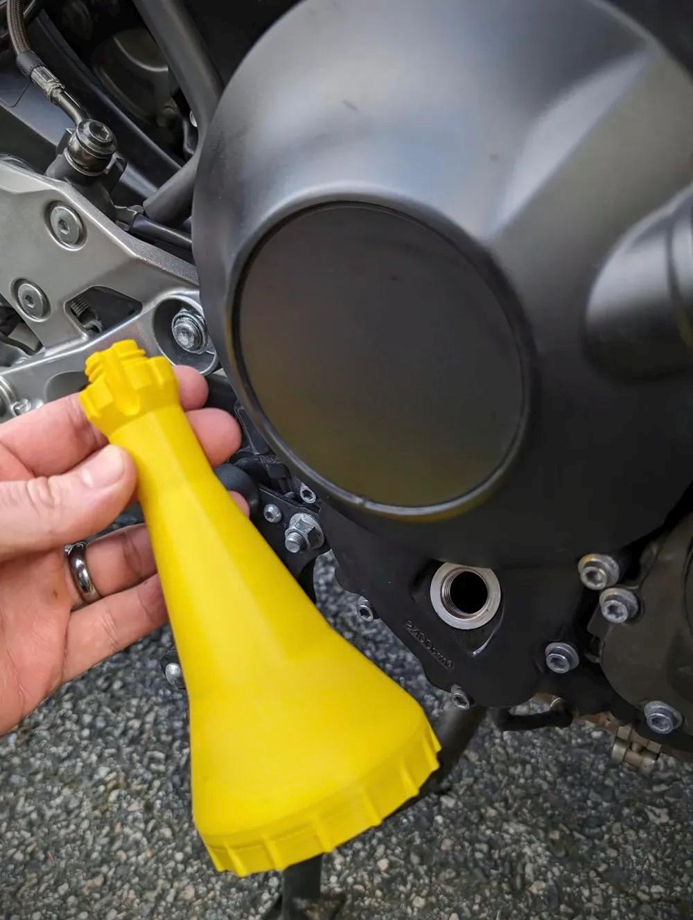 Universal M20-2.5 Motorcycle Oil Funnel Thread-In Vented Easy Oil Changes BLACK